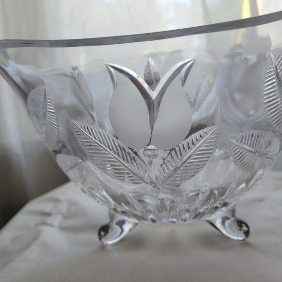 Vintage Fifth Ave Clear Glass Footed Bowl With Embossed Tulip & Leaf Design - Picture 2 of 4